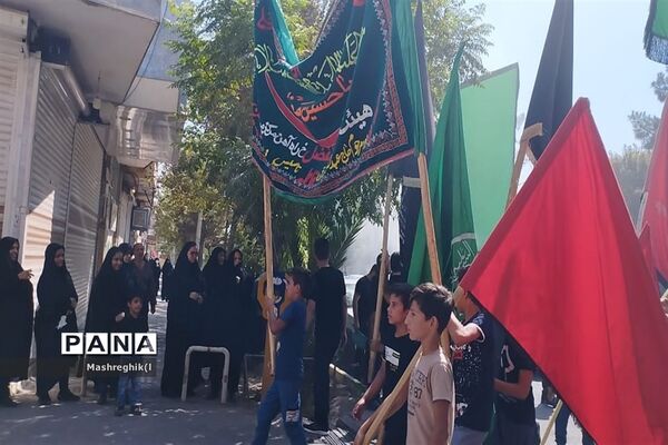 مراسم سنتی آیینی نخل‌گردانی در ظهر عاشورا هیأت زینبیه کاشان