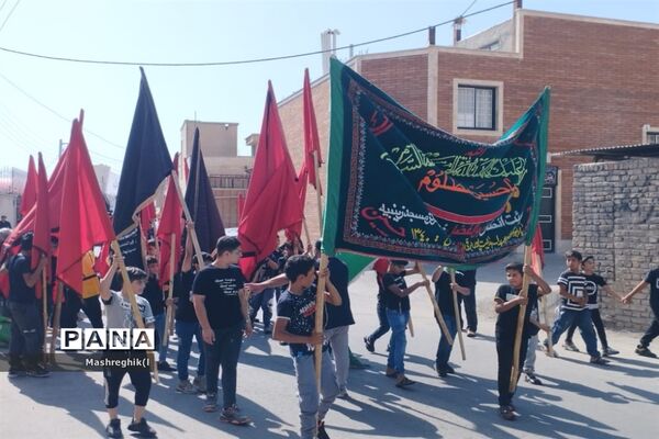 مراسم سنتی آیینی نخل‌گردانی در ظهر عاشورا هیأت زینبیه کاشان