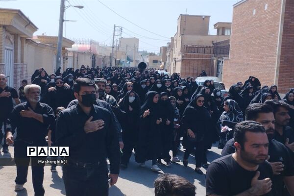 مراسم سنتی آیینی نخل‌گردانی در ظهر عاشورا هیأت زینبیه کاشان