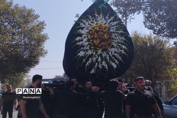 مراسم سنتی آیینی نخل‌گردانی در ظهر عاشورا هیأت زینبیه کاشان
