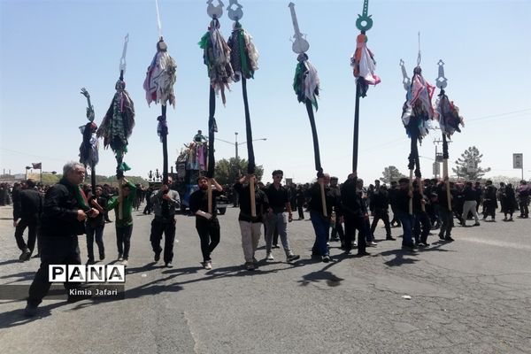 اجتماع عزاداران حسینی در ظهر عاشورا در شهرستان بردسکن کاشمر