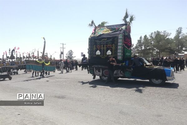اجتماع عزاداران حسینی در ظهر عاشورا در شهرستان بردسکن کاشمر