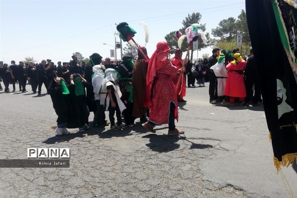 اجتماع عزاداران حسینی در ظهر عاشورا در شهرستان بردسکن کاشمر