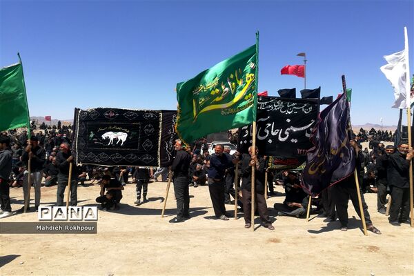مراسم نمادین ظهر عاشورا در حاجی آباد بیرجند