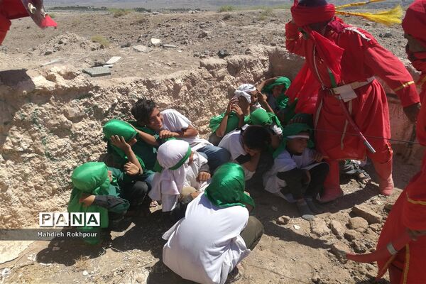 مراسم نمادین ظهر عاشورا در حاجی آباد بیرجند