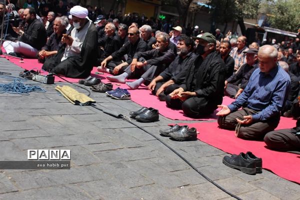 مراسم عزاداری و نماز ظهرعاشورا درقزوین