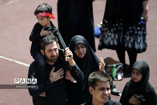 مراسم عزاداری روز عاشورا در میدان امام حسین(ع)