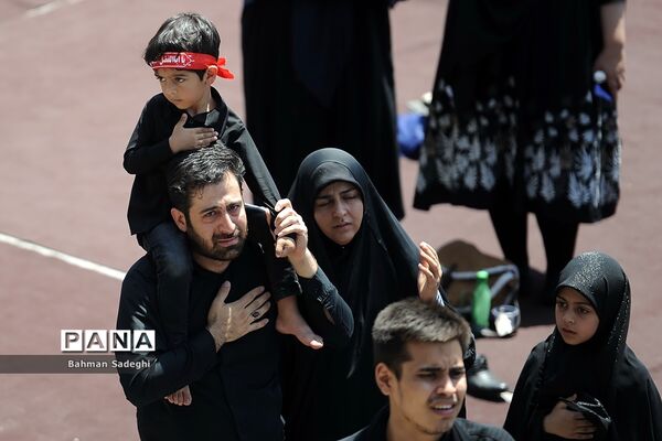 مراسم عزاداری روز عاشورا در میدان امام حسین(ع)