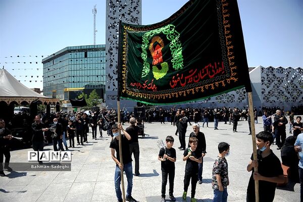 مراسم عزاداری روز عاشورا در میدان امام حسین(ع)