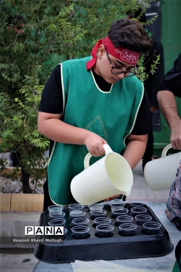 حضور پرشور دانش‌آموزان در عزاداری‌های دهه اول محرم در کازرون