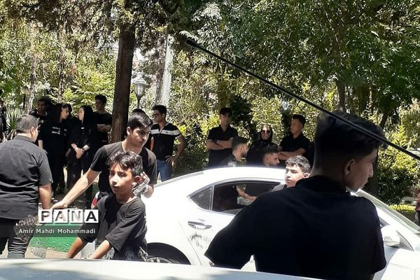 دسته‌عزاداری امام حسین (ع) در روز عاشورا در شهرری