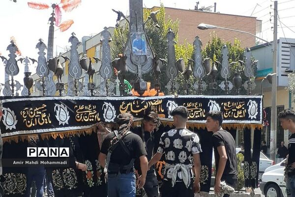 دسته‌عزاداری امام حسین (ع) در روز عاشورا در شهرری