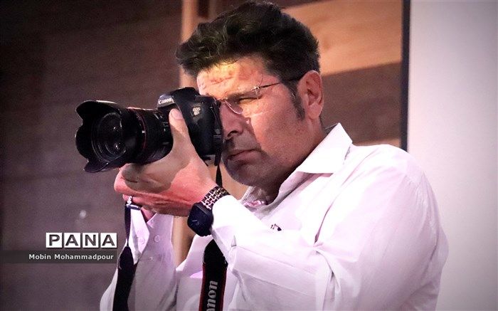 خبرنگار کسی است که قلمش را با آماج حقیقت، روی کاغذ بکشد