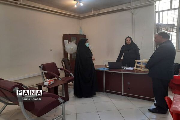 بازدید معاون پرورشی و تربیت‌بدنی منطقه ۱۳ از پایگاه‌های مشاوره کنکور ۱۴۰۱