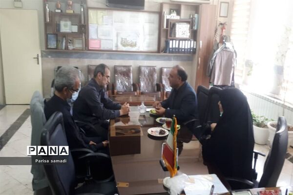 بازدید معاون پرورشی و تربیت‌بدنی منطقه ۱۳ از پایگاه‌های مشاوره کنکور ۱۴۰۱