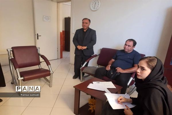 بازدید معاون پرورشی و تربیت‌بدنی منطقه ۱۳ از پایگاه‌های مشاوره کنکور ۱۴۰۱