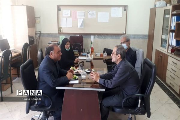 بازدید معاون پرورشی و تربیت‌بدنی منطقه ۱۳ از پایگاه‌های مشاوره کنکور ۱۴۰۱