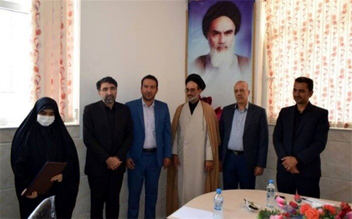 بازدید مدیر کل استان چهارمحال و بختیاری با دانش‌آموز رتبه ۶۷ کنکور ادبیات