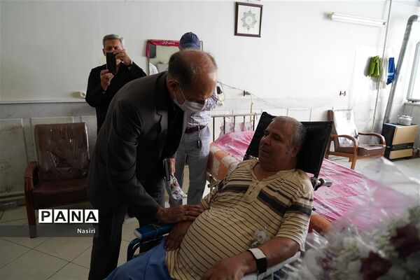 دیدار مدیرکل آموزش و پرورش اصفهان از جانبازان هشت سال دفاع مقدس در آسایشگاه شهید مطهری