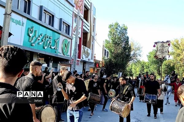 حرکت کاروان نمادین اسرای کربلا  از کوفه به شام در خیابان‌های شهر فلاورجان