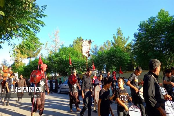 حرکت کاروان نمادین اسرای کربلا  از کوفه به شام در خیابان‌های شهر فلاورجان