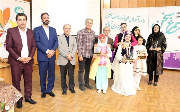 دریافت سیمرغ زرین عضو کتابخانه عمومی فرهیختگان ایسین بندرعباس