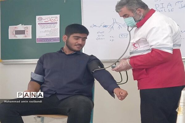 برگزاری دوره‌های هلال احمر در پایگاه تابستانی دبیرستان فرهنگ منطقه ۱۳