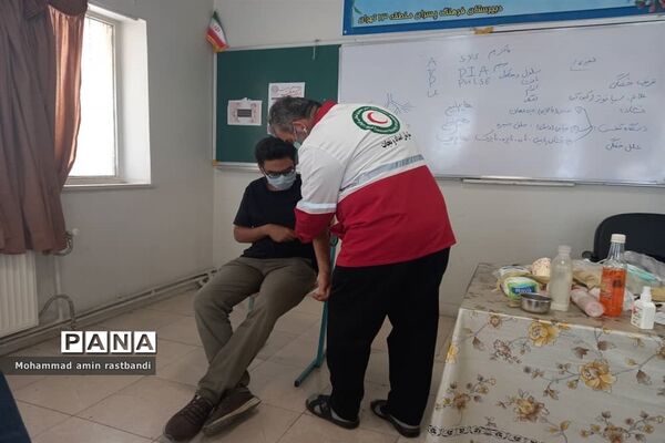 برگزاری دوره‌های هلال احمر در پایگاه تابستانی دبیرستان فرهنگ منطقه ۱۳