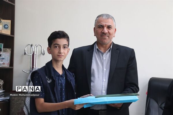 تجلیل معاون پرورشی و فرهنگی آموزش و پرورش آذربایجان شرقی از دانش‌آموز خبرنگاران خبرگزاری پانا