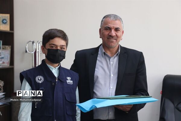تجلیل معاون پرورشی و فرهنگی آموزش و پرورش آذربایجان شرقی از دانش‌آموز خبرنگاران خبرگزاری پانا