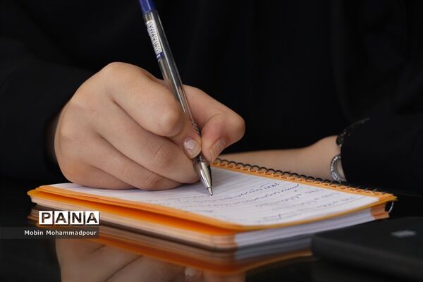 تجلیل معاون پرورشی و فرهنگی آموزش و پرورش آذربایجان شرقی از دانش‌آموز خبرنگاران خبرگزاری پانا