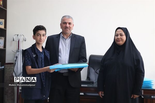 تجلیل معاون پرورشی و فرهنگی آموزش و پرورش آذربایجان شرقی از دانش‌آموز خبرنگاران خبرگزاری پانا