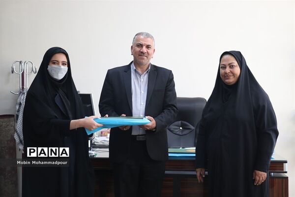 تجلیل معاون پرورشی و فرهنگی آموزش و پرورش آذربایجان شرقی از دانش‌آموز خبرنگاران خبرگزاری پانا