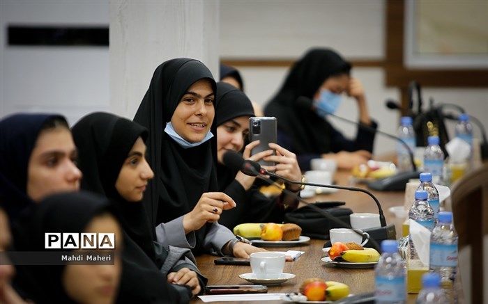 پانا مهارت‌های اجتماعی را به دانش‌آموزان می‌آموزد