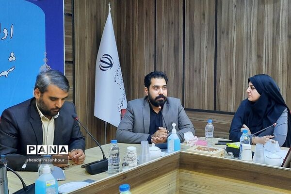 تجلیل مدیرکل آموزش و پرورش شهرستان‌های استان تهران از خبرنگاران فعال پانا