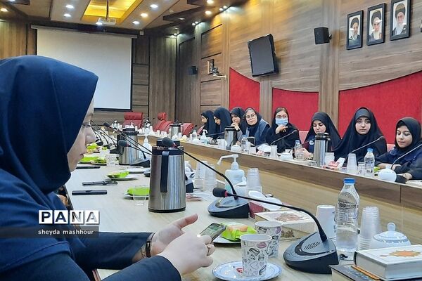 تجلیل مدیرکل آموزش و پرورش شهرستان‌های استان تهران از خبرنگاران فعال پانا