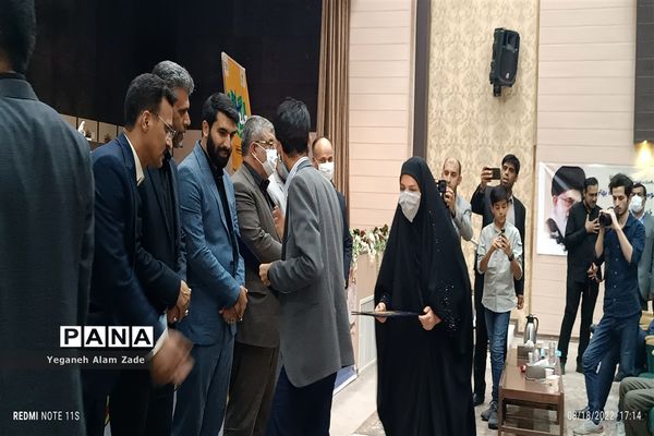 تجلیل از معلمان برگزیده سیستان و بلوچستان در همایش معلم سازنده