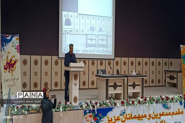 تجلیل از معلمان برگزیده سیستان و بلوچستان در همایش معلم سازنده