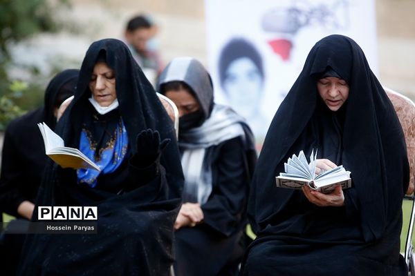 ‌مراسم دعای ندبه در جوار مزار شهدای گمنام دانش‌آموز در اردوگاه شهید باهنر