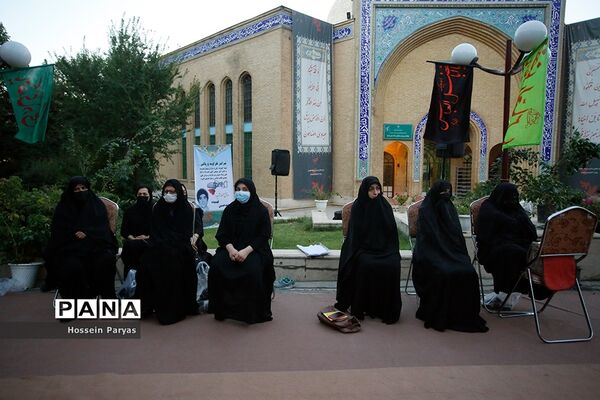 ‌مراسم دعای ندبه در جوار مزار شهدای گمنام دانش‌آموز در اردوگاه شهید باهنر