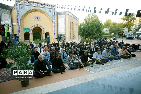 ‌مراسم دعای ندبه در جوار مزار شهدای گمنام دانش‌آموز در اردوگاه شهید باهنر