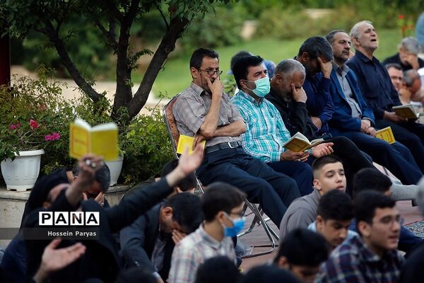 ‌مراسم دعای ندبه در جوار مزار شهدای گمنام دانش‌آموز در اردوگاه شهید باهنر