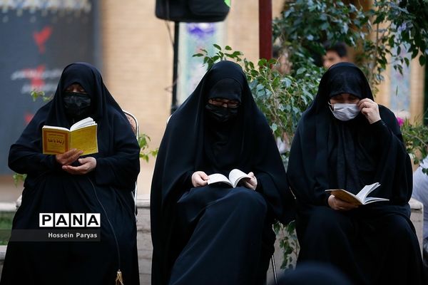 ‌مراسم دعای ندبه در جوار مزار شهدای گمنام دانش‌آموز در اردوگاه شهید باهنر