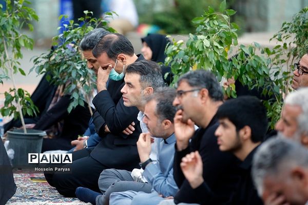 ‌مراسم دعای ندبه در جوار مزار شهدای گمنام دانش‌آموز در اردوگاه شهید باهنر