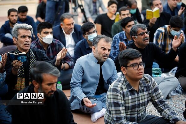 ‌مراسم دعای ندبه در جوار مزار شهدای گمنام دانش‌آموز در اردوگاه شهید باهنر