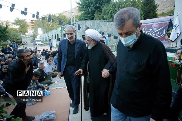 ‌مراسم دعای ندبه در جوار مزار شهدای گمنام دانش‌آموز در اردوگاه شهید باهنر