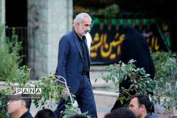 ‌مراسم دعای ندبه در جوار مزار شهدای گمنام دانش‌آموز در اردوگاه شهید باهنر