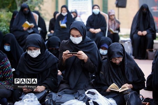 ‌مراسم دعای ندبه در جوار مزار شهدای گمنام دانش‌آموز در اردوگاه شهید باهنر