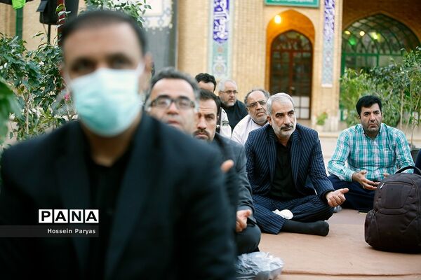 ‌مراسم دعای ندبه در جوار مزار شهدای گمنام دانش‌آموز در اردوگاه شهید باهنر