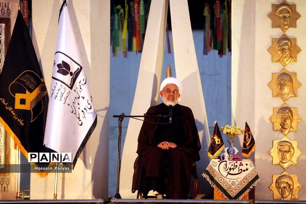 ‌مراسم دعای ندبه در جوار مزار شهدای گمنام دانش‌آموز در اردوگاه شهید باهنر